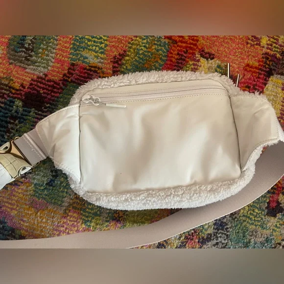 Lululemon Athletica Cream Sherpa  belt Bag - Picture 2 of 3